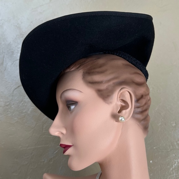 SUPERB 1940\'S WIDE BRIM TILT HAT WITH SALMON COLORED FABRIC LEAVES main image 8